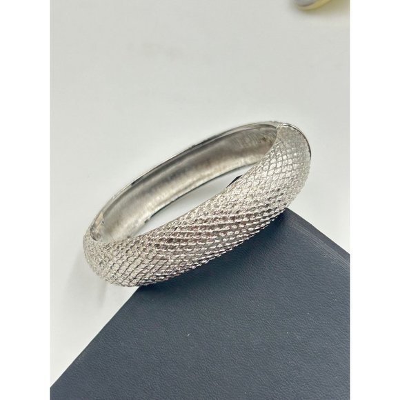 Vintage MONET Signed Hinged Bangle Bracelet Silver Tone Fish Scales Pattern - Picture 7 of 9